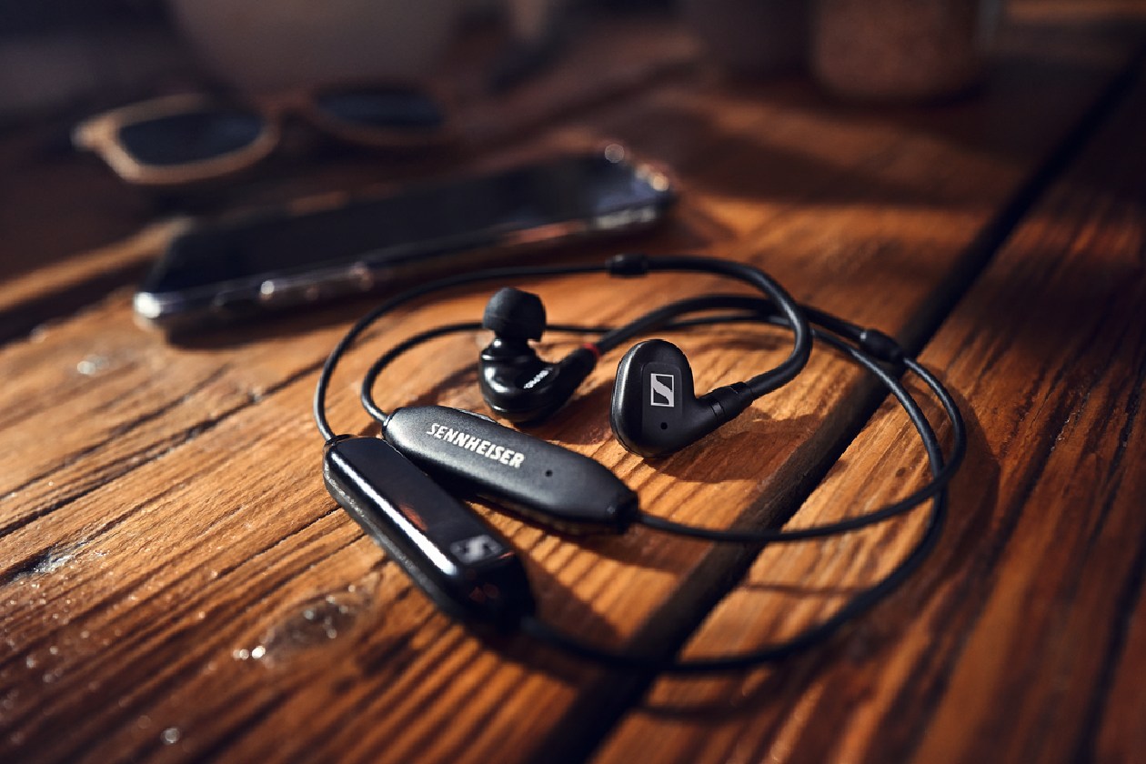 Conforto ergon&ocirc;mico, pontas de silicone e espuma e controle remoto em linha do Sennheiser IE 100 PRO Wireless