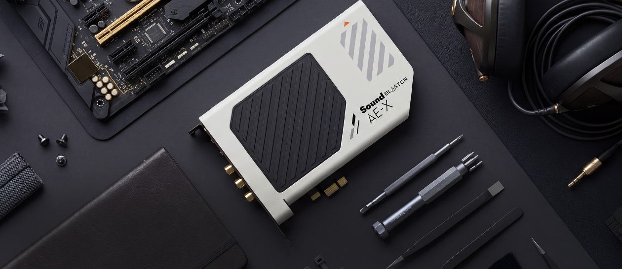 Placa de som Creative Sound Blaster AE-X branca em slot PCI-Express, vis&atilde;o geral do design