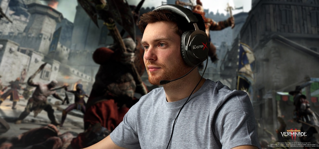 Jogador usando headset Sound BlasterX imerso em partida do jogo Warhammer Vermintide com a Sound BlasterX G6 processando o áudio