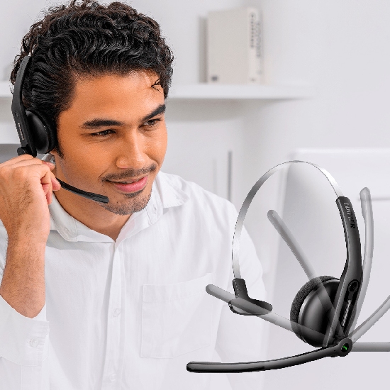 Homem usando headset Edifier CC300 em escritório com ilustração dos múltiplos ângulos de ajuste da haste do microfone