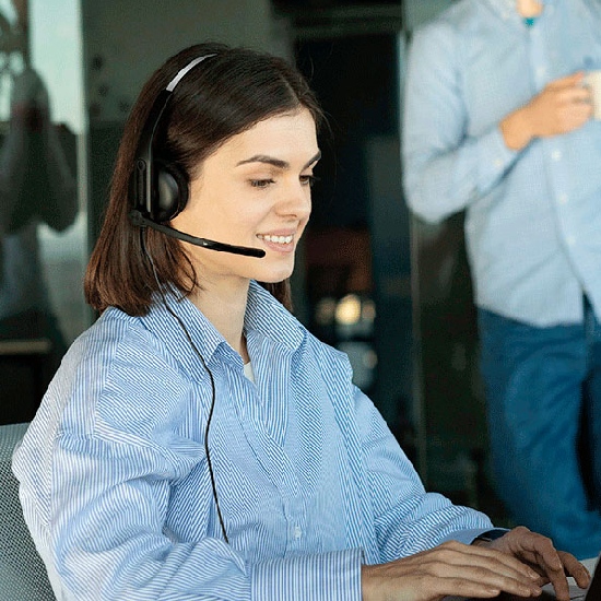 Profissional trabalhando com headset Edifier CC100 em ambiente corporativo