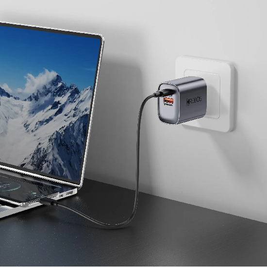 Carregador Hrebos CRG-232CC detalhe das portas USB-C e USB-A cabo incluso