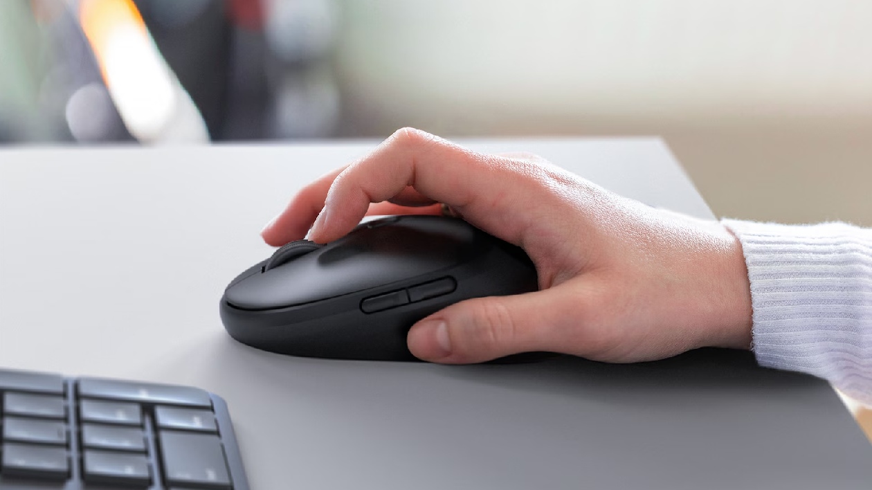 Ergonomia do mouse Dell Pro KM726 sob a mão do usuário com botões laterais