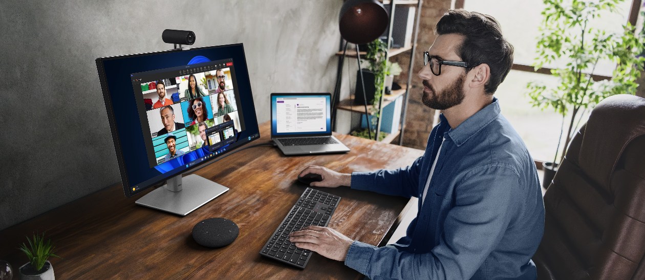 Profissional em escritório executivo usando Dell Pro Plus SL525 em videoconferência Microsoft Teams