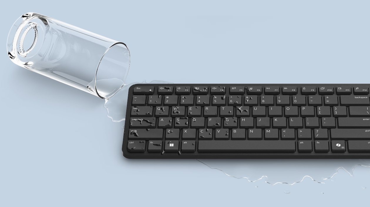Copo d´água tombado derramando líquido sobre o teclado Dell Pro KM526 resistente a respingos