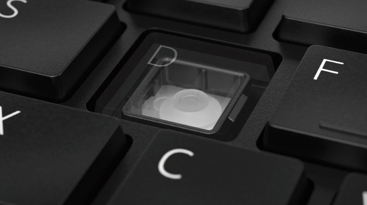 Mecanismo rubber dome amortecido sob a tecla D do teclado Dell Pro KM526