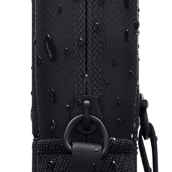 Gotas de água deslizando sobre o tecido repelente da maleta Dell EcoLoop Pro Plus