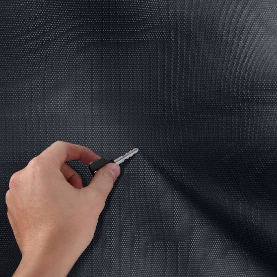 Teste de resistência contra riscos no tecido da maleta Dell EcoLoop Pro Plus