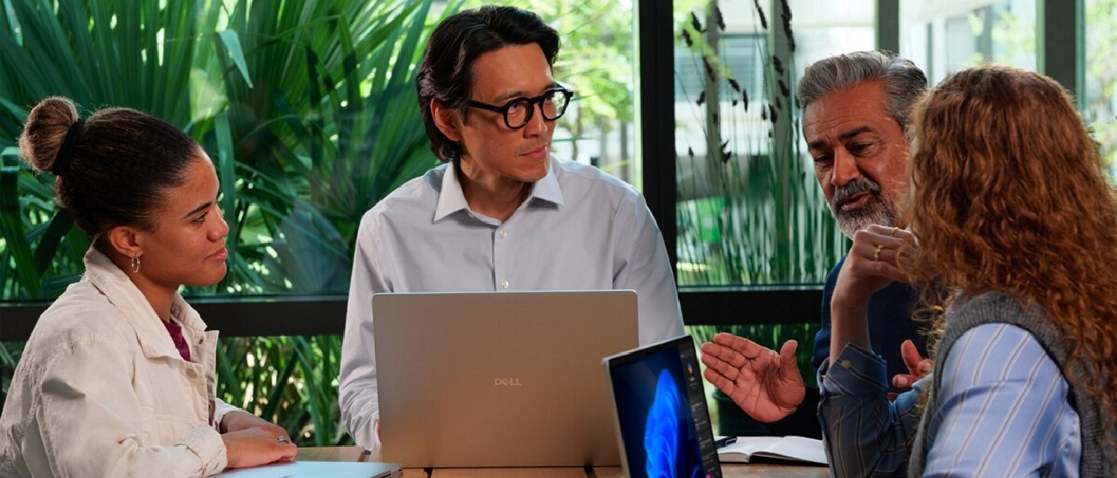Notebook Dell Pro 15 em ambiente de escritório colaborativo