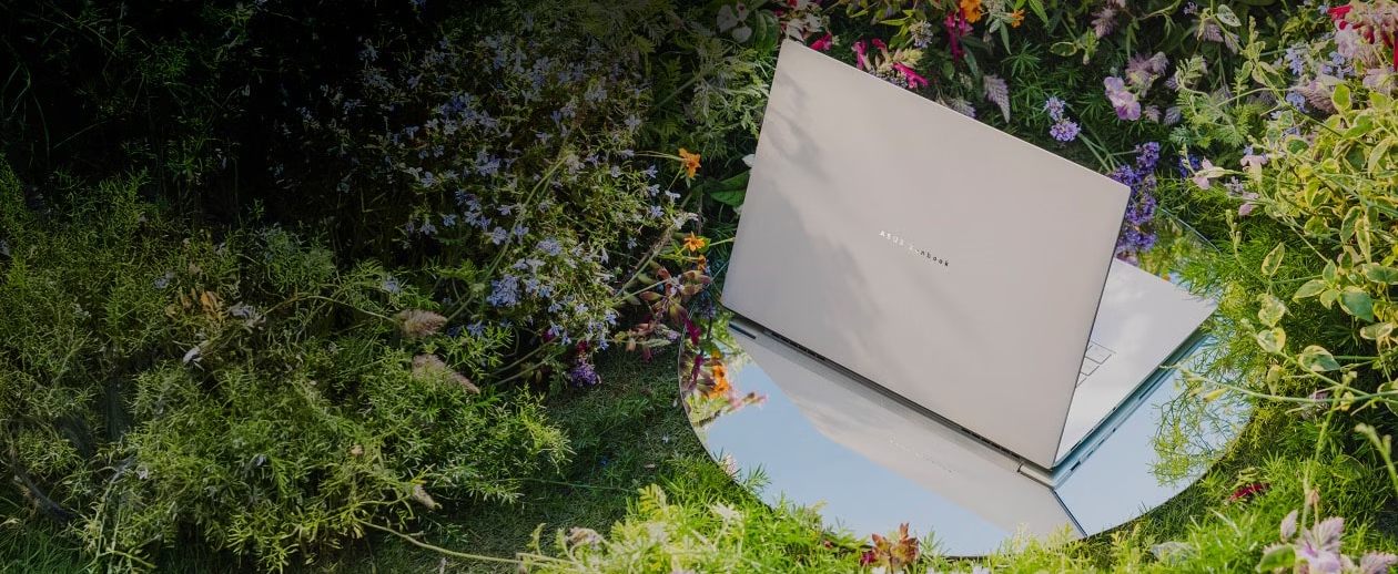 ASUS Zenbook S 14 com design sustentável e logotipo gravado na tampa