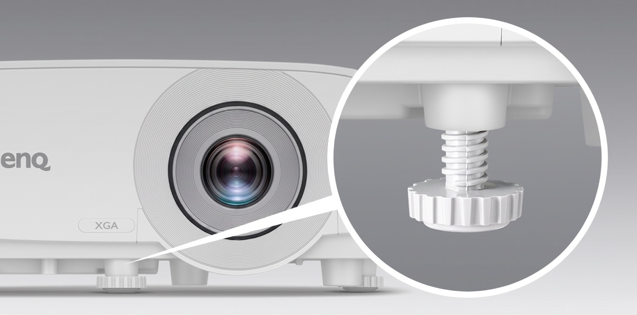Close-up da lente frontal e mecanismo de ajuste do projetor BenQ MX560C com etiqueta XGA e pé nivelador retrátil para ajuste fino de altura