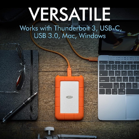 HD externo LaCie Rugged 2TB conectado a MacBook em mesa de criador de conteudo