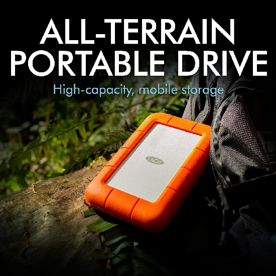 HD portatil LaCie Rugged 2TB sobre tronco em ambiente de floresta com mochila de trilha