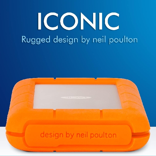 Detalhe em close da capa de borracha laranja do LaCie Rugged com assinatura design by neil poulton