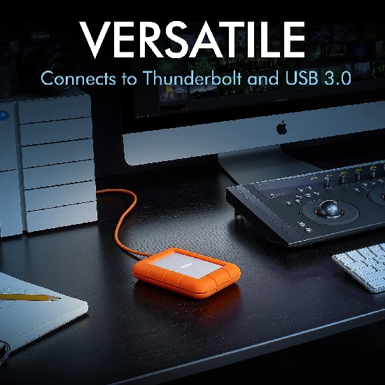 HD LaCie Rugged integrado a mesa de edicao profissional com iMac e console de graduacao de cor