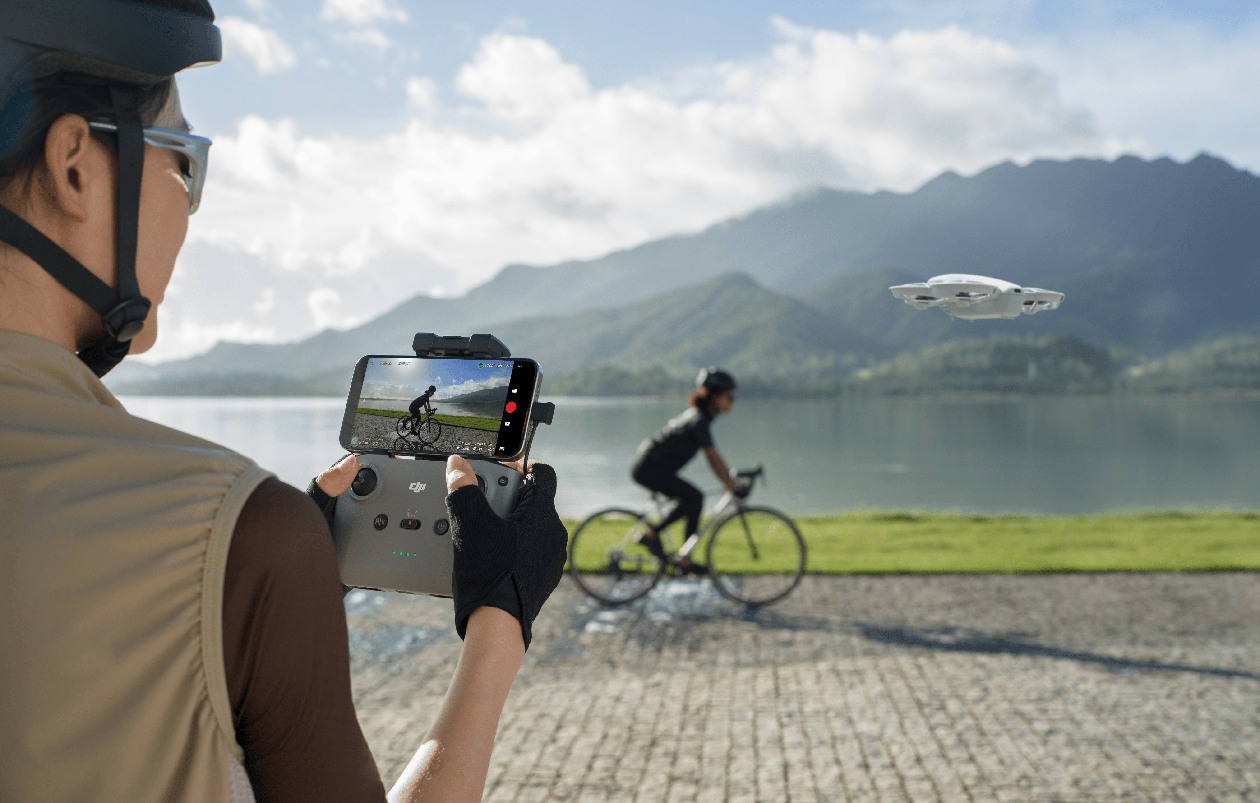 Ciclista com o celular acoplado ao controle rastreando o percurso em tempo real durante pedalada
