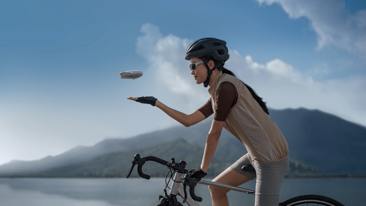 Ciclista estendendo a mão para realizar a decolagem do DJI Neo na palma da mão com Palm Takeoff