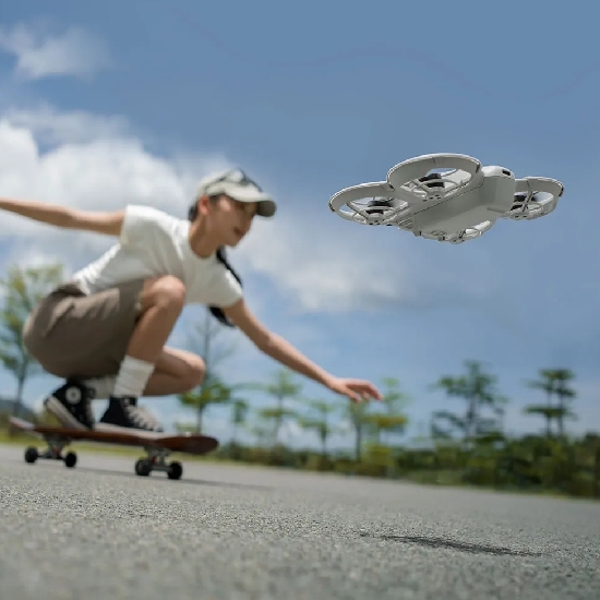 Imagem quadrada de pessoa no skate durante rastreamento automático em movimento capturado pelo DJI Neo