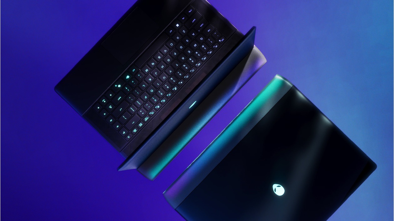Dell Alienware Area-51 16 com tampa aberta exibindo logo alien iluminado em RGB e teclado per-key AlienFX com iluminação colorida