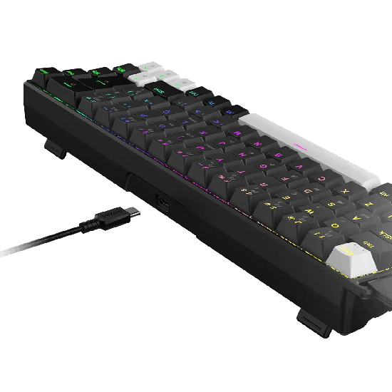 Detalhe em ângulo da parte traseira do teclado PCYes Gamma Black Vulcan, destacando a entrada USB-C e o cabo de conexão removível