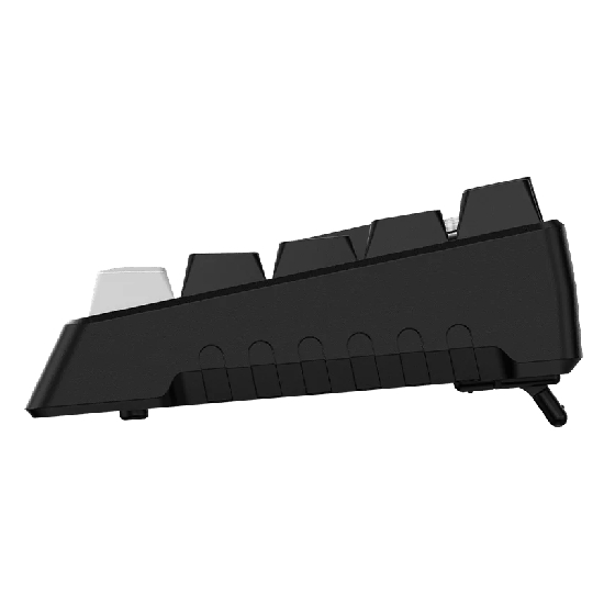 Visão lateral em perfil do teclado PCYes Gamma Black Vulcan preto, mostrando o desenho ergonômico da carcaça, a inclinação das teclas e os pés antiderrapantes de elevação ajustáveis