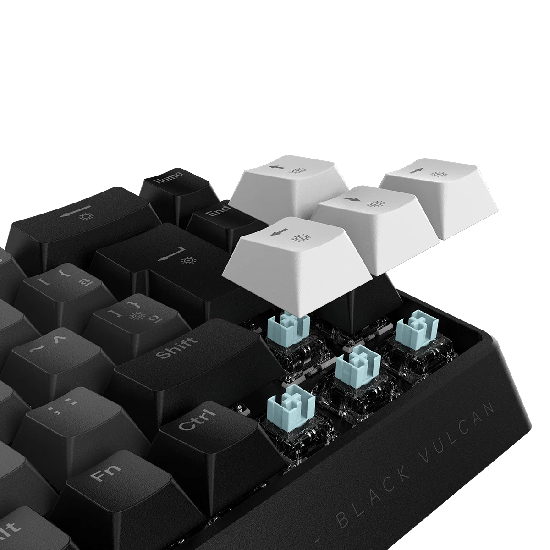 Close-up do teclado PCYes Gamma Black Vulcan com keycaps brancas levantadas, revelando os switches magnéticos Outemu Blue Ice com haste ciano e a gravação BLACK VULCAN na lateral