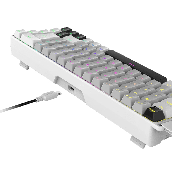 Detalhe em ângulo da parte traseira do teclado PCYes Gamma White Ghost, destacando a porta USB-C e o cabo de conexão removível de 1,8 metro