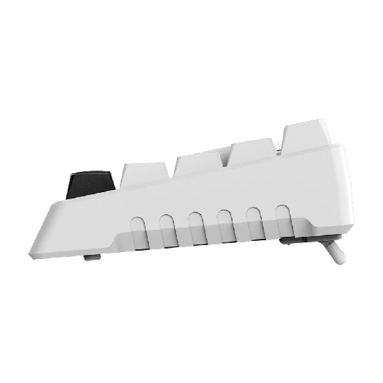 Visão lateral em perfil do teclado PCYes Gamma White Ghost, mostrando o design ergonômico da carcaça branca, a altura das teclas e os pés de elevação desdobrados