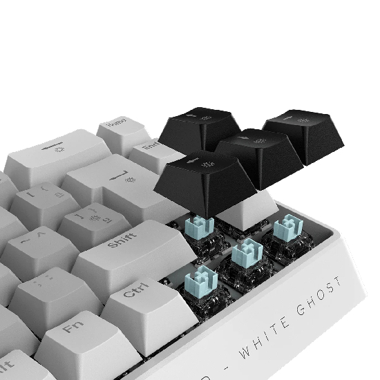 Close-up do teclado PCYes Gamma White Ghost com keycaps removidas, revelando os switches magnéticos Outemu Blue Ice com haste ciano e a gravação WHITE GHOST na borda