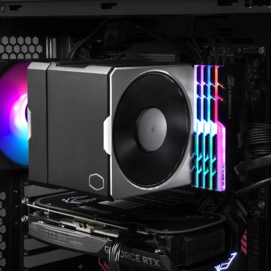 Close-up do Cooler Master Hyper 612 Apex instalado na placa-mãe com espaço para memórias RAM de alto perfil