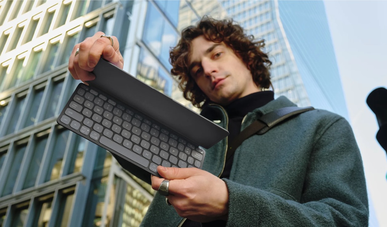 Teclado Logitech Keys-To-Go 2 em ambiente urbano lifestyle
