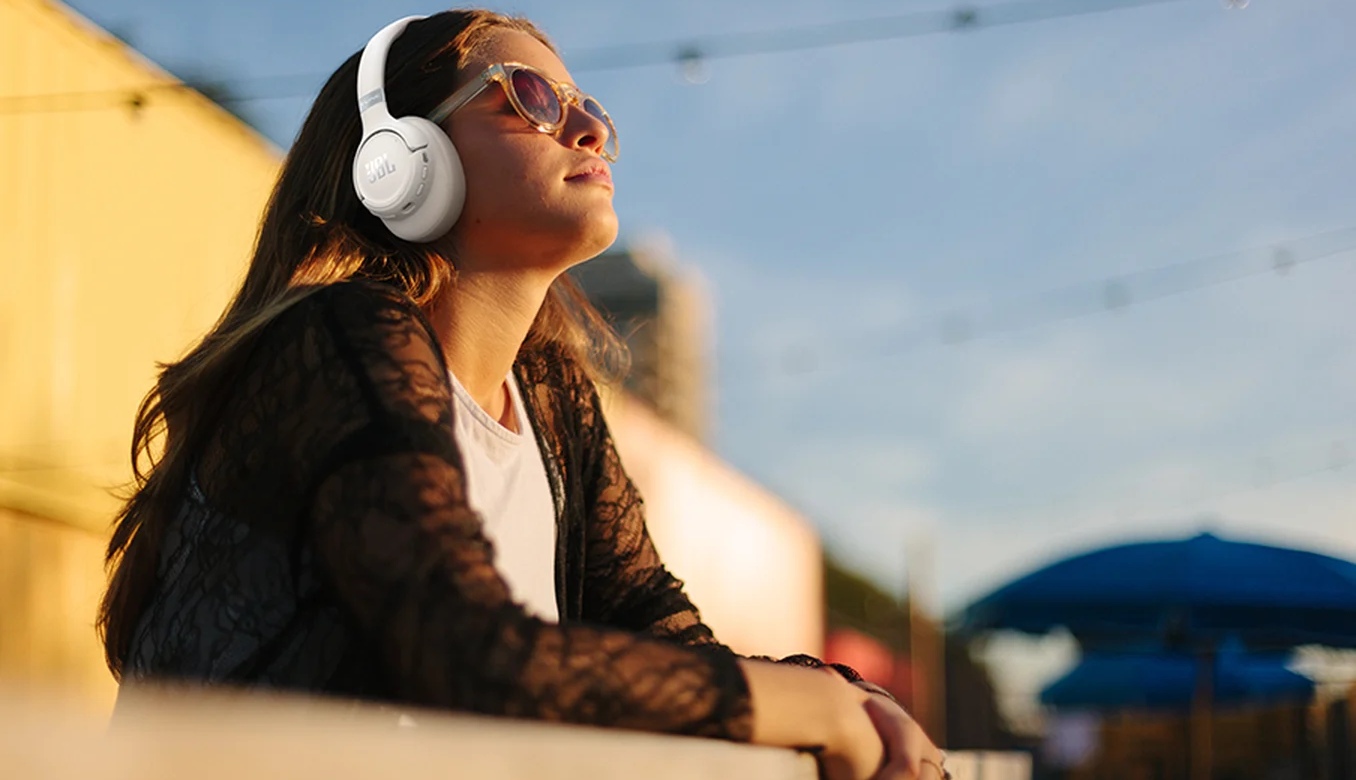 Fone de ouvido JBL Tune 780NC preto over-ear design elegante com detalhes em metal