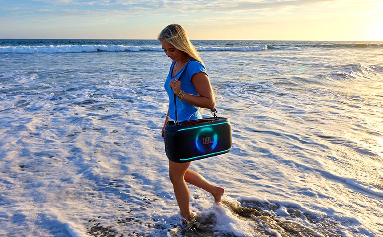 JBL PartyBox On-The-Go 2 com show de luzes LED RGB e efeitos estroboscópicos em festa