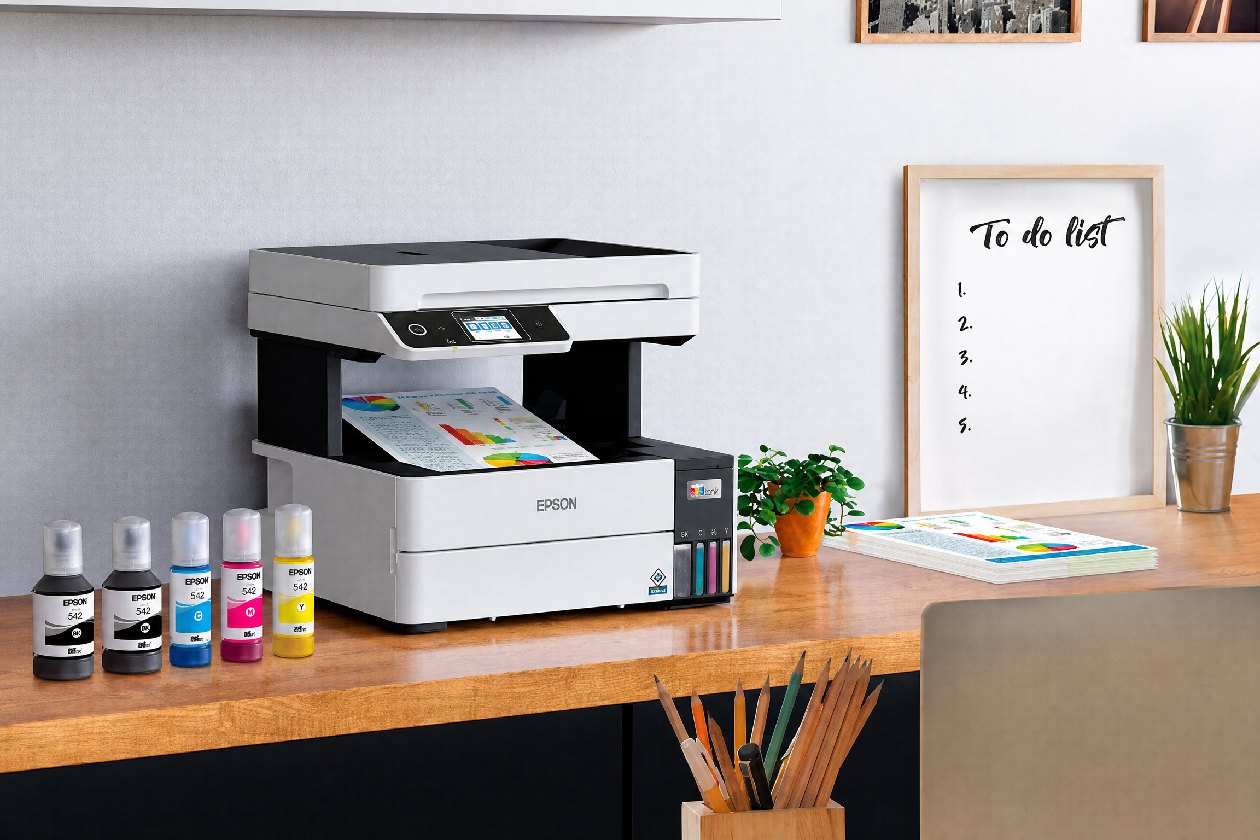 Impressora multifuncional Epson EcoTank L6490 em ambiente de escritório com frascos de tinta ao lado