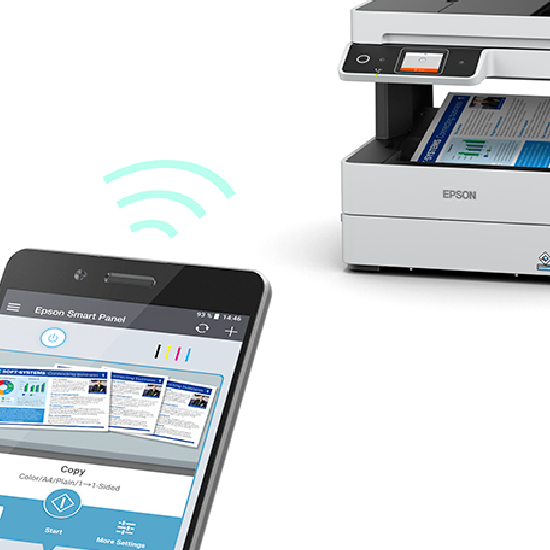 Smartphone executando o Epson Smart Panel com controle remoto da impressora