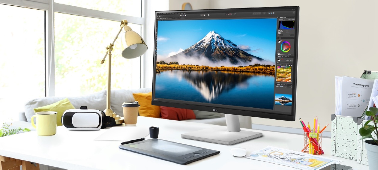 Monitor LG UltraFine 27US500-W 27 polegadas 4K UHD design branco em ambiente de trabalho criativo