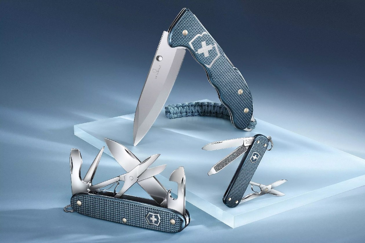 Cole&ccedil;&atilde;o Victorinox Alox 2026 Edi&ccedil;&atilde;o Limitada em azul glacial com tr&ecirc;s modelos sobre plataforma decorativa