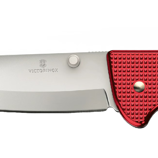 Close-up detalhado da lâmina Victorinox Evoke Alox com gravação a laser e pino de abertura thumb stud