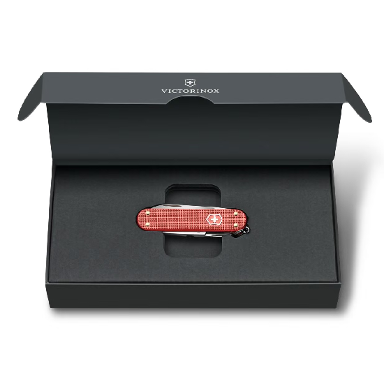Estojo de apresentação cinza-escuro aberto com o canivete Victorinox vermelho acomodado no interior