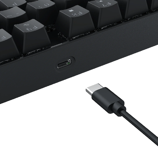 Vista aproximada da porta USB-C traseira e cabo removível do teclado