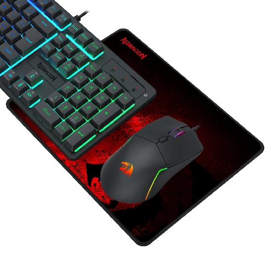 Mouse gamer e mousepad vermelho e preto Redragon posicionados para uso