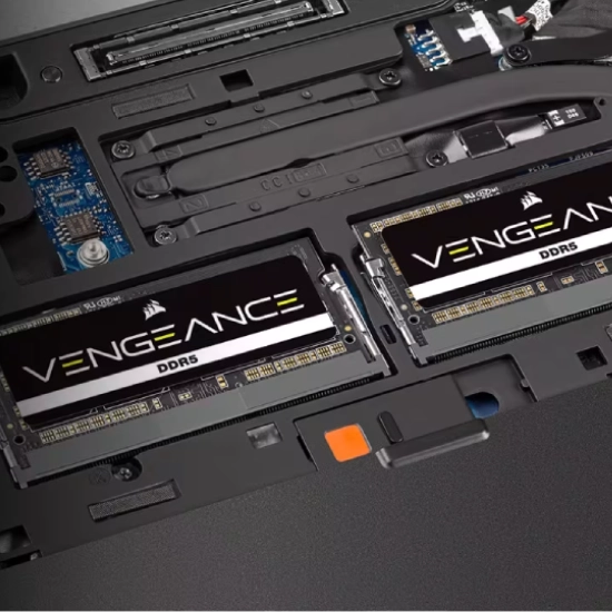 Memória Corsair SODIMM sendo instalada em um notebook, demonstrando compatibilidade
