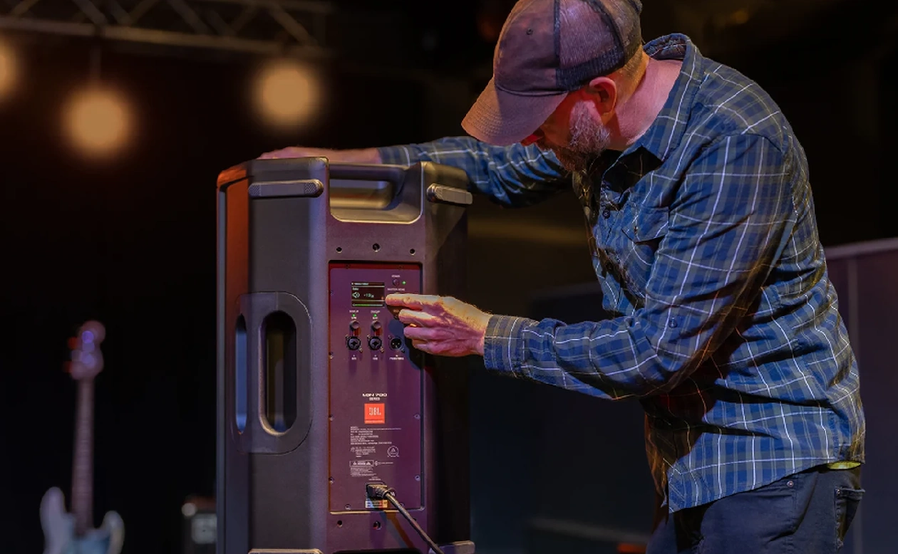 Mixer digital de 3 canais integrado na caixa de som JBL