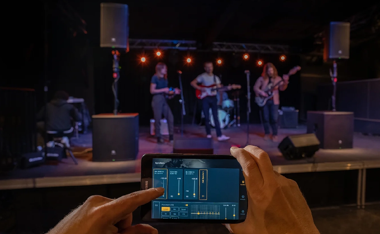 Aplicativo JBL Pro Connect em uso para controle das caixas de som