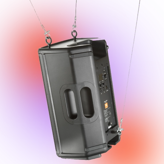 Caixa de som JBL EON712 suspensa por cabos de aço em pontos de fixação