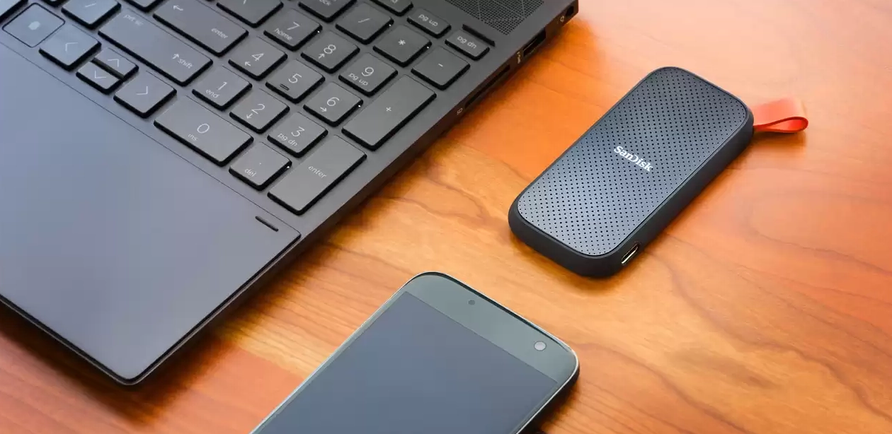 SSD Externo SanDrop em uso demonstrando conexão USB-C e portabilidade