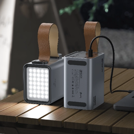Uso ao ar livre do Power Bank Hrebos carregando um notebook e servindo de luz