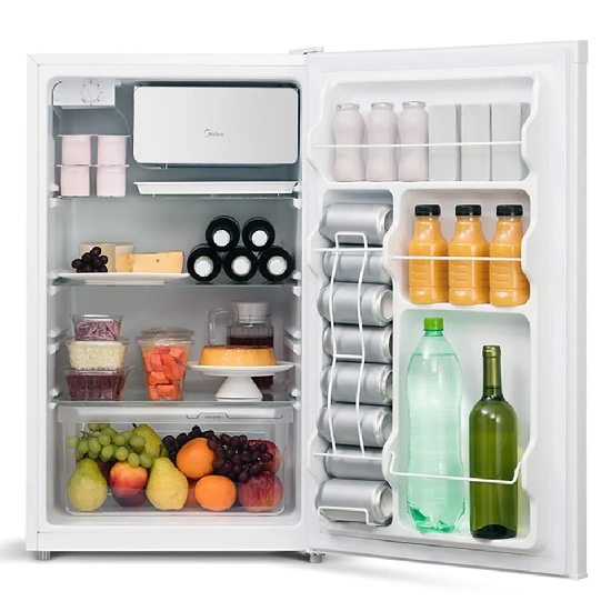 Interior do frigobar Midea 124L com prateleiras, gaveta e compartimento extra frio
