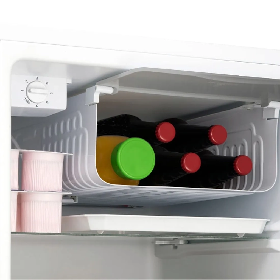 Detalhe do termostato rotativo e compartimento congelador do frigobar Midea